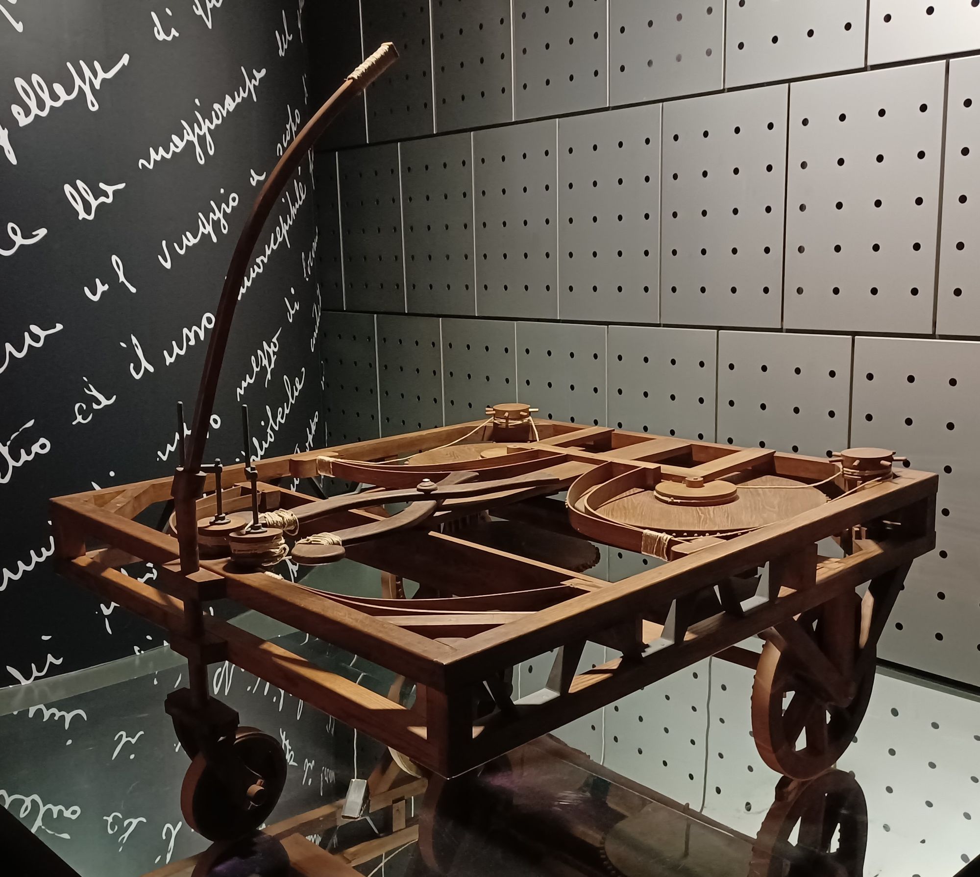 Leonardo da Vinci design automobile self-propelled cart car invention
