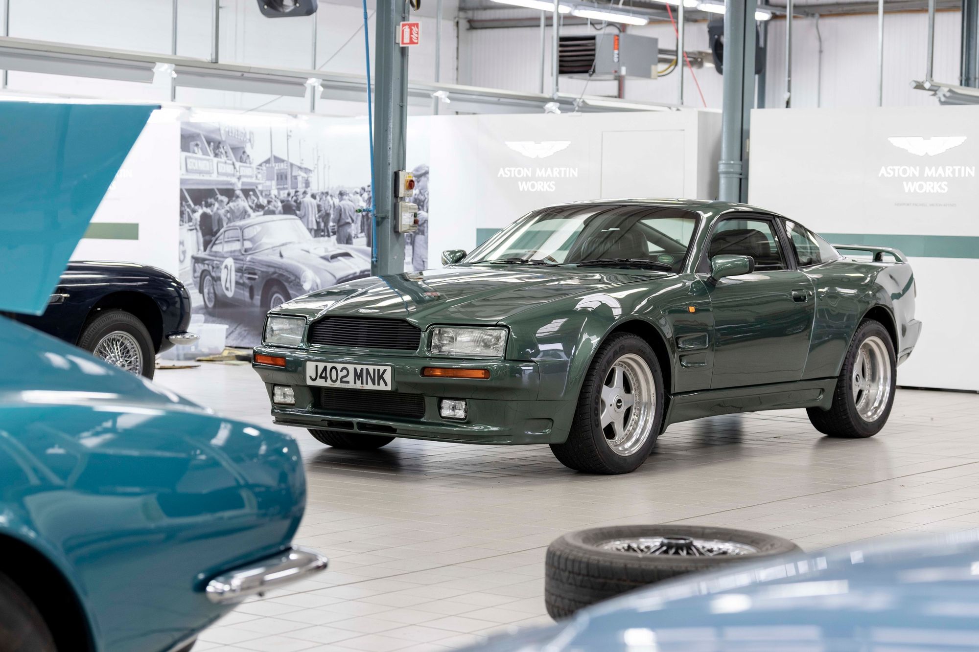 Aston Martin_Virage_30 years_06