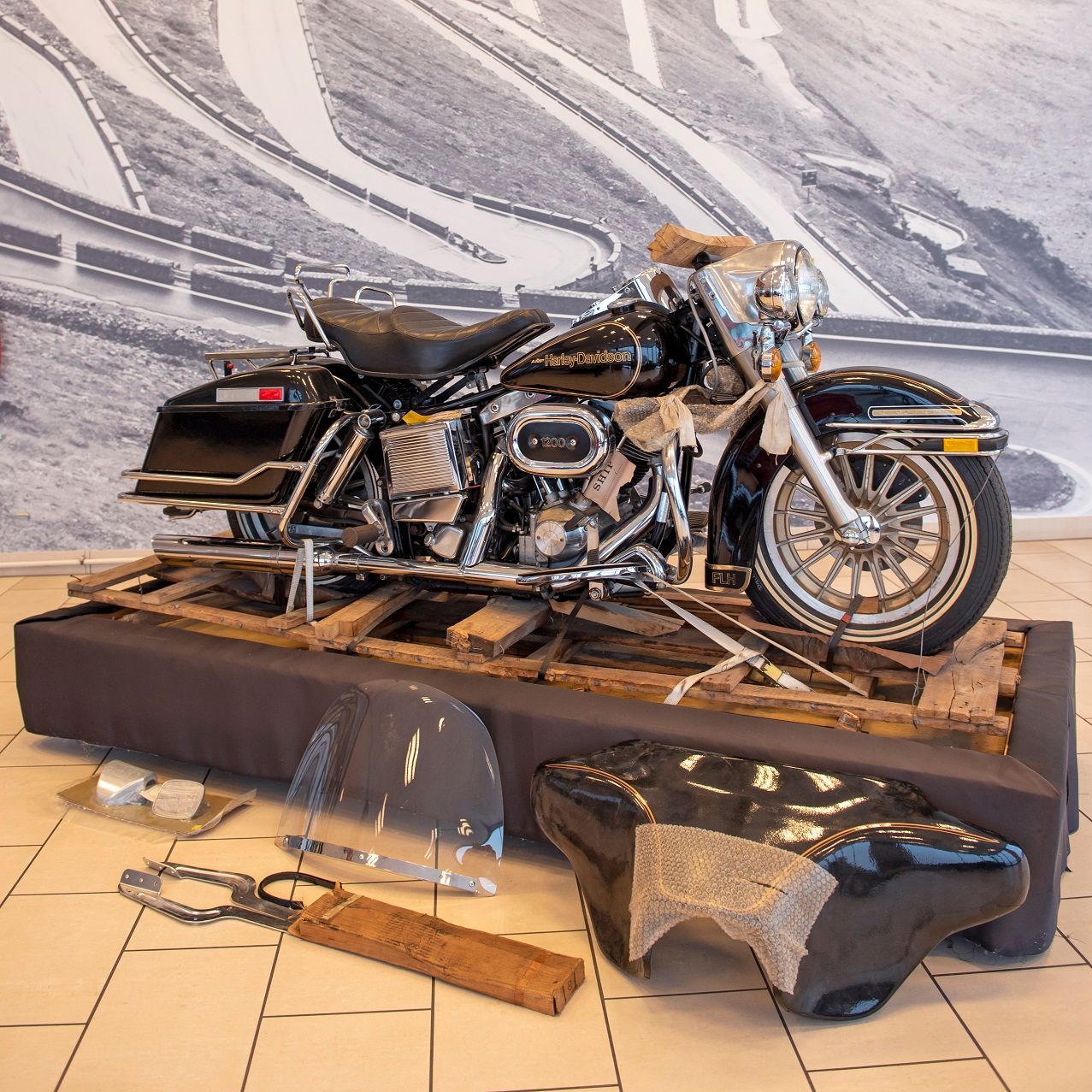 Unboxed 1978 Harley-Davidson Electra Glide_Artcurial Motorcars Auction_01