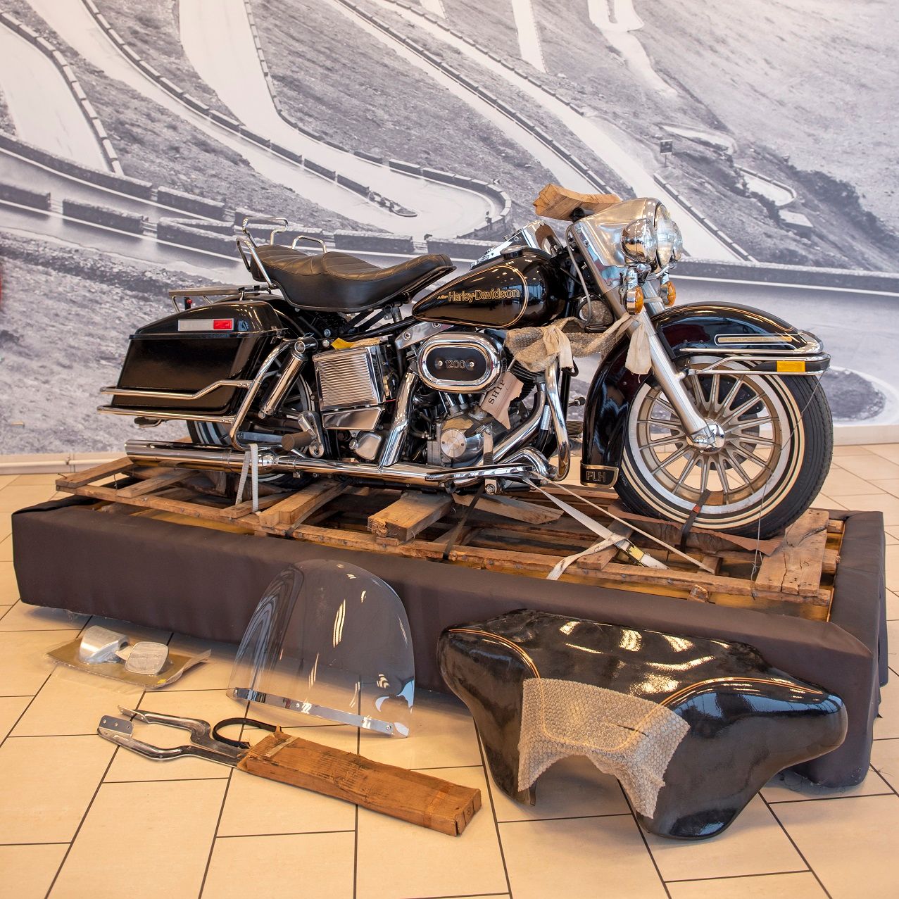 https://magazine.derivaz-ives.com/content/images/2023/01/2-As-one-can-see-the-Electra-Glide-is-factory-fresh-and-just-about-unboxed.jpg